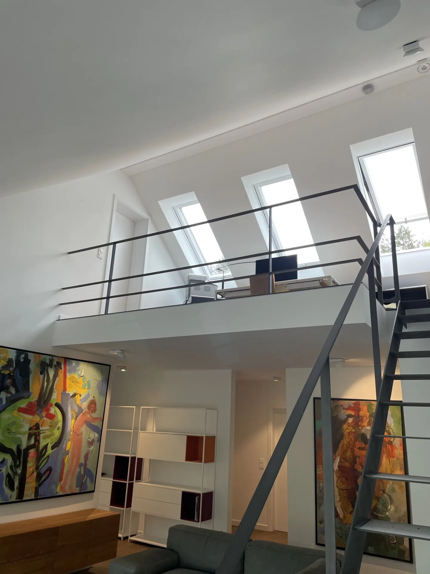 Wohnraum mit Galerie, frisch gestrichen