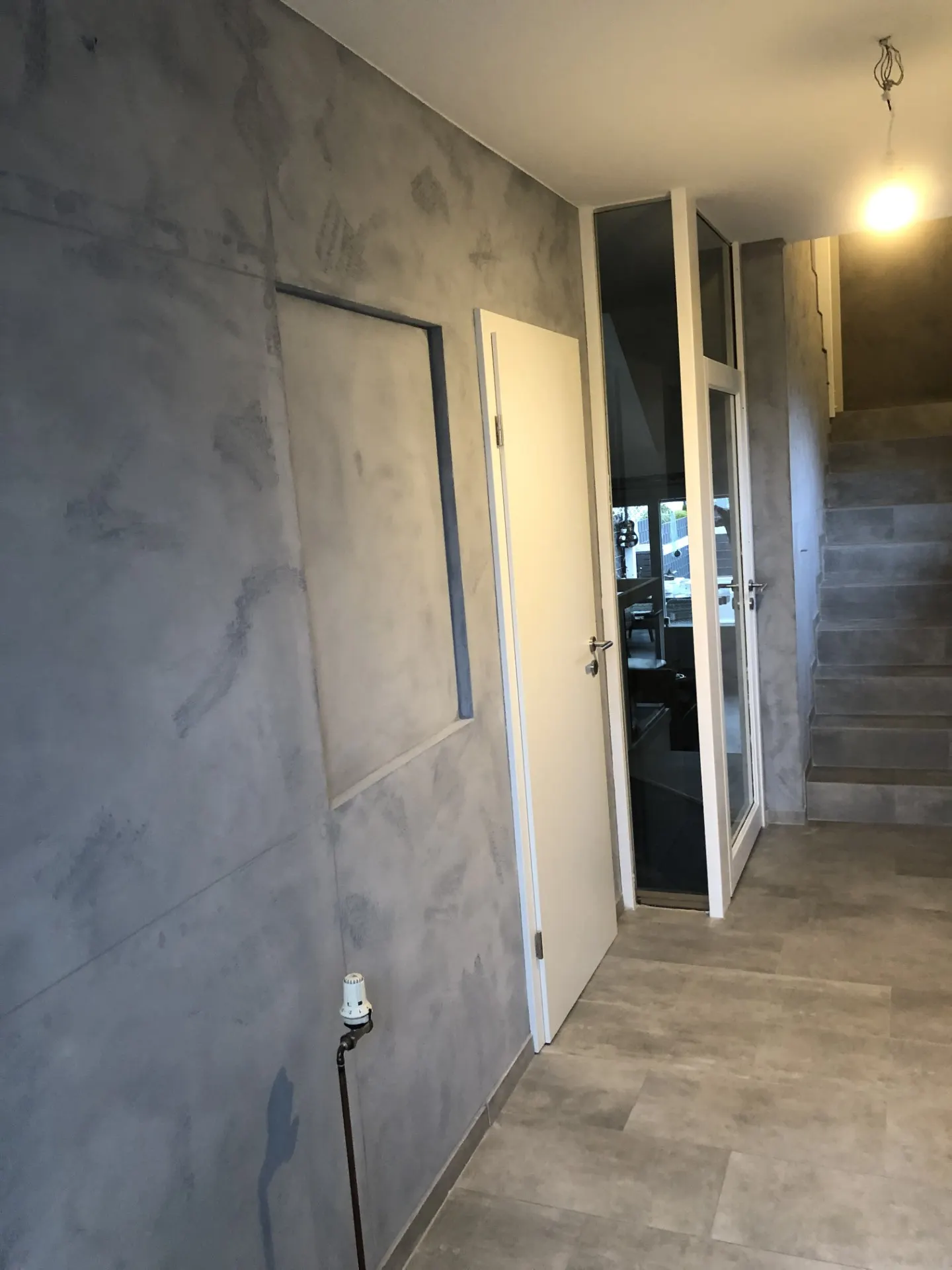 Flur mit Wand in Betonoptik