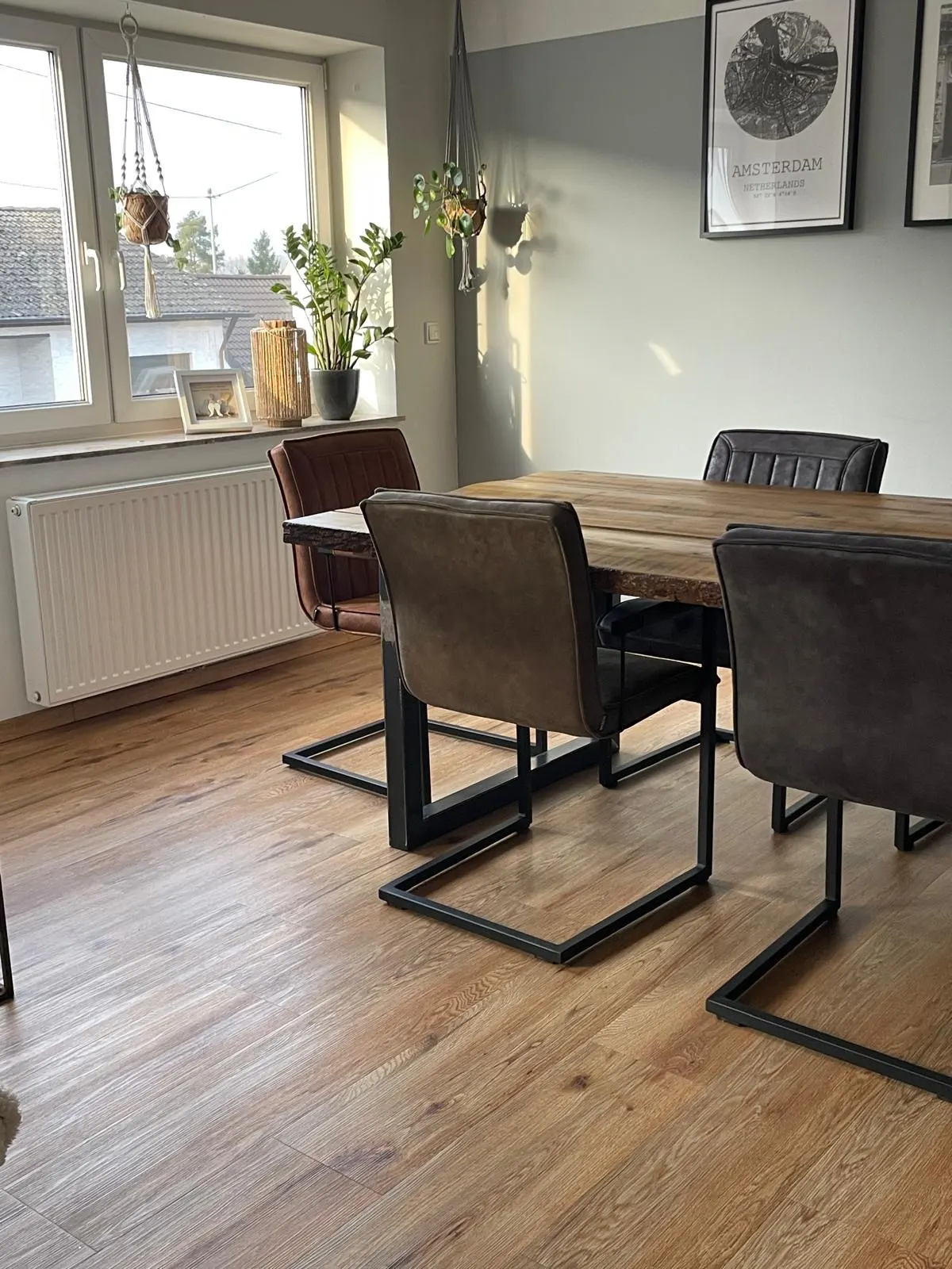Designboden in Holzoptik im Essbereich
