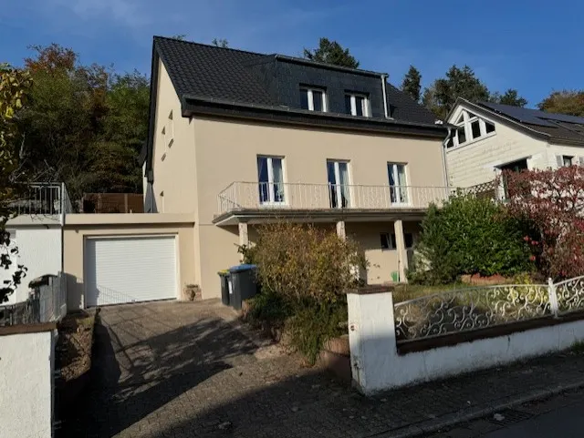 Wohnhaus mit Fassade in warmem Beige