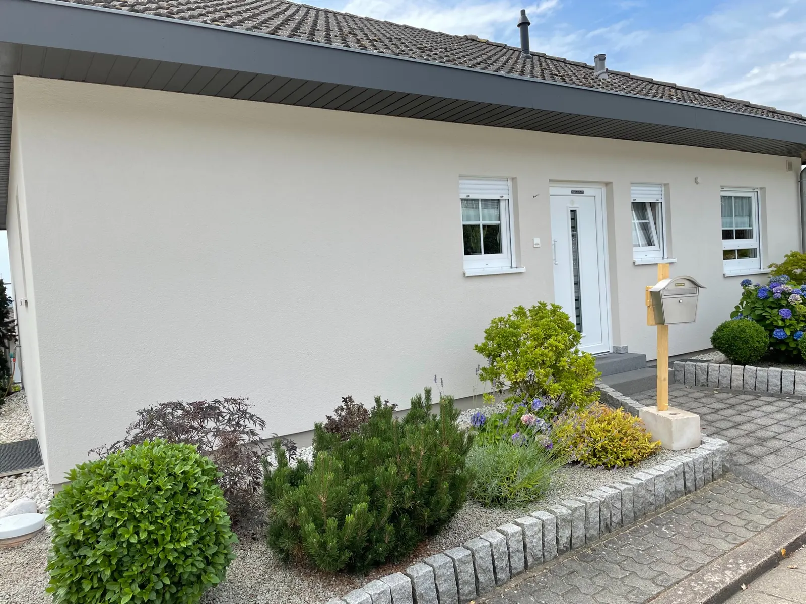 Bungalow mit neuem Fassadenanstrich