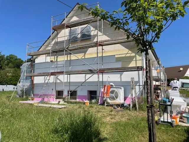 Fassadendämmung am eingerüsteten Haus