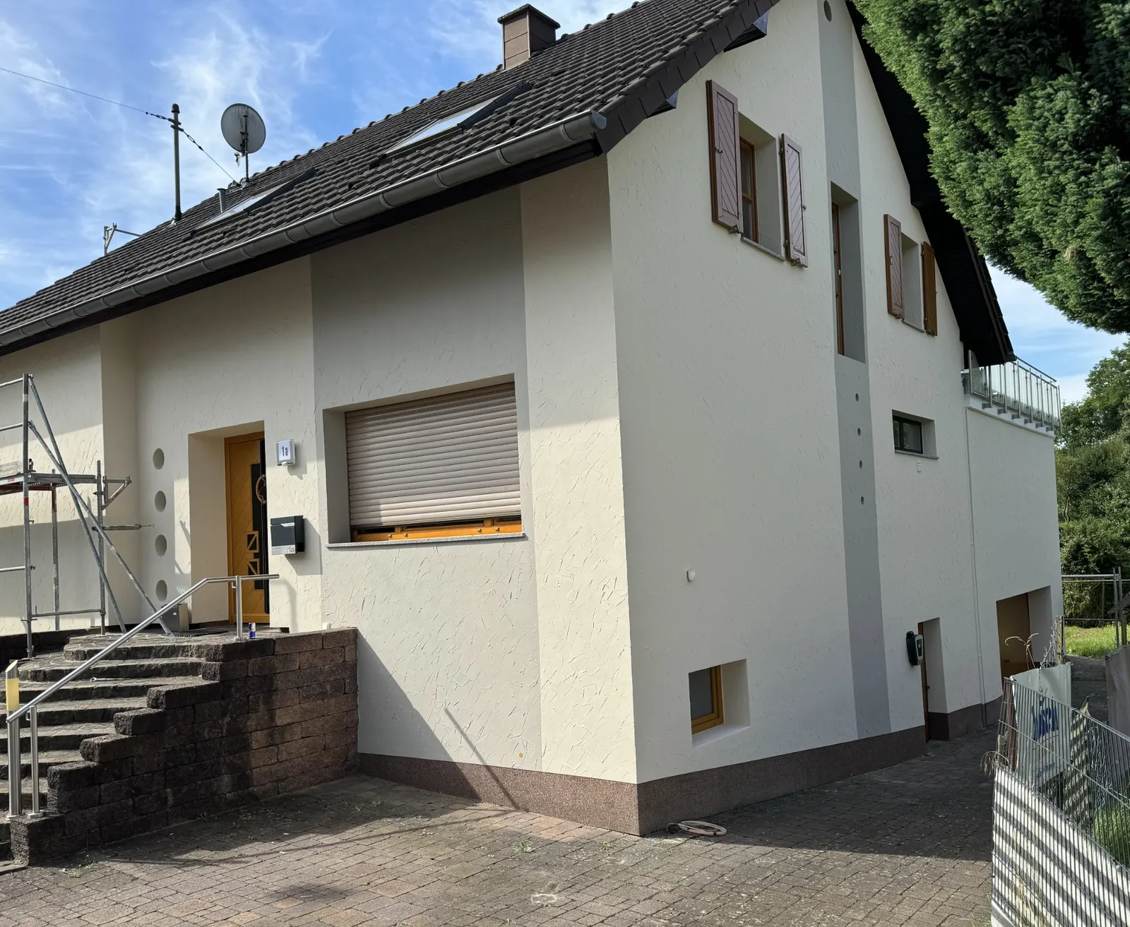 Wohnhaus mit neuem Fassadenanstrich