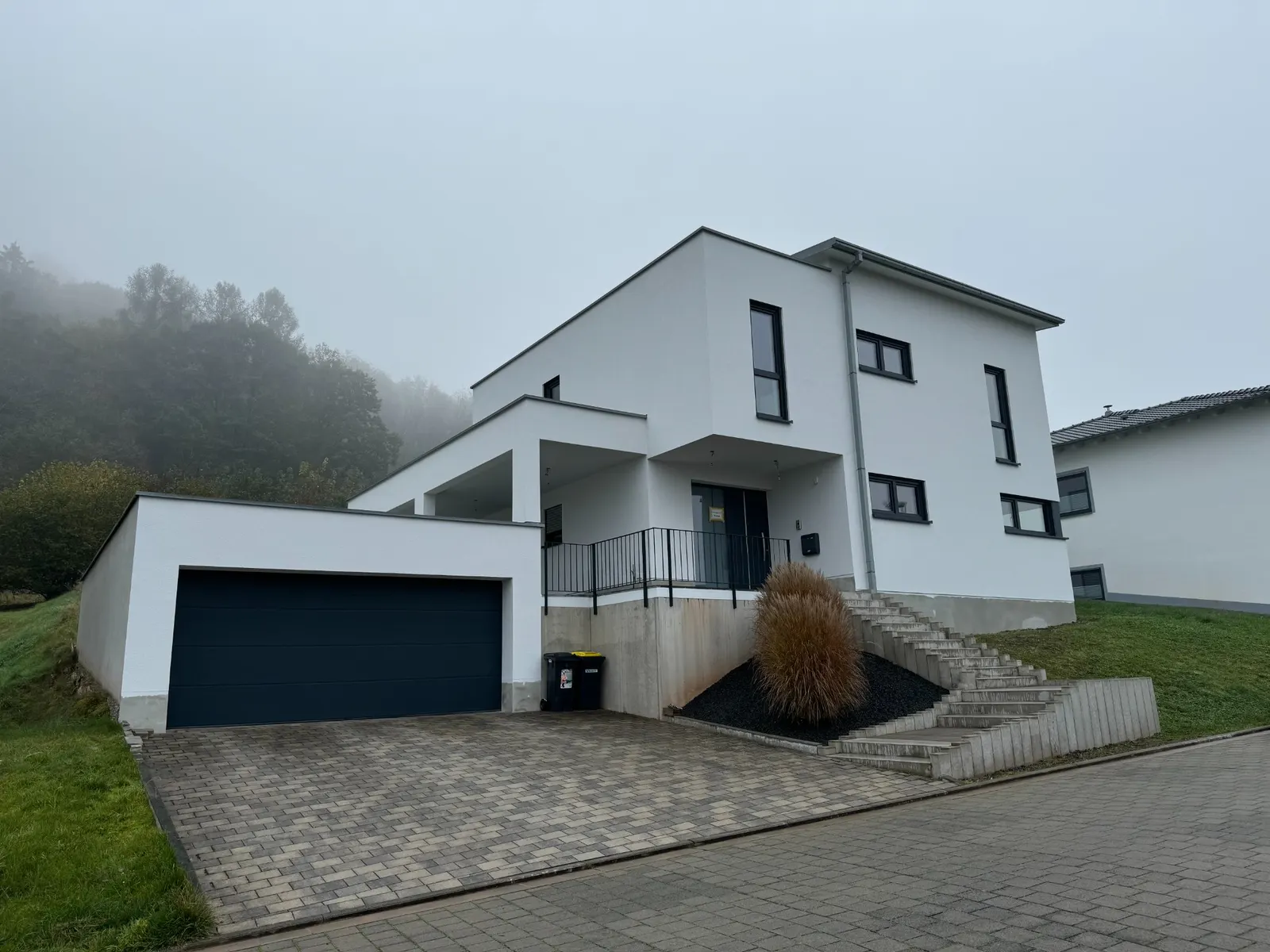 Modernes Wohnhaus mit weißer Fassade