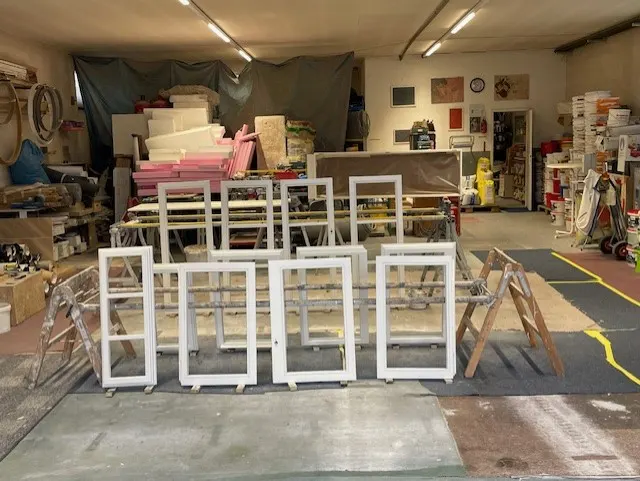 Fensterflügel nach dem Lackieren in der Werkstatt