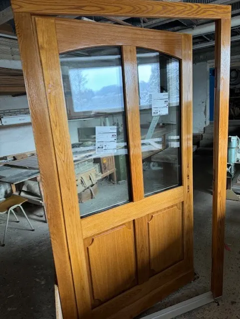 Holztür mit Lasur in der Werkstatt