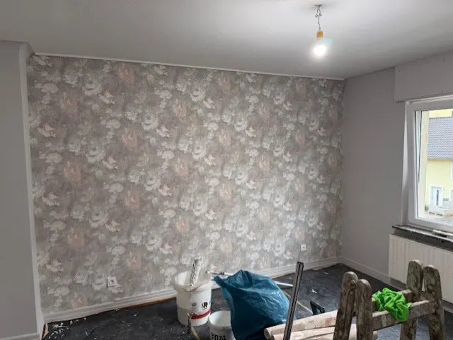 Wand mit Blumentapete, frisch tapeziert