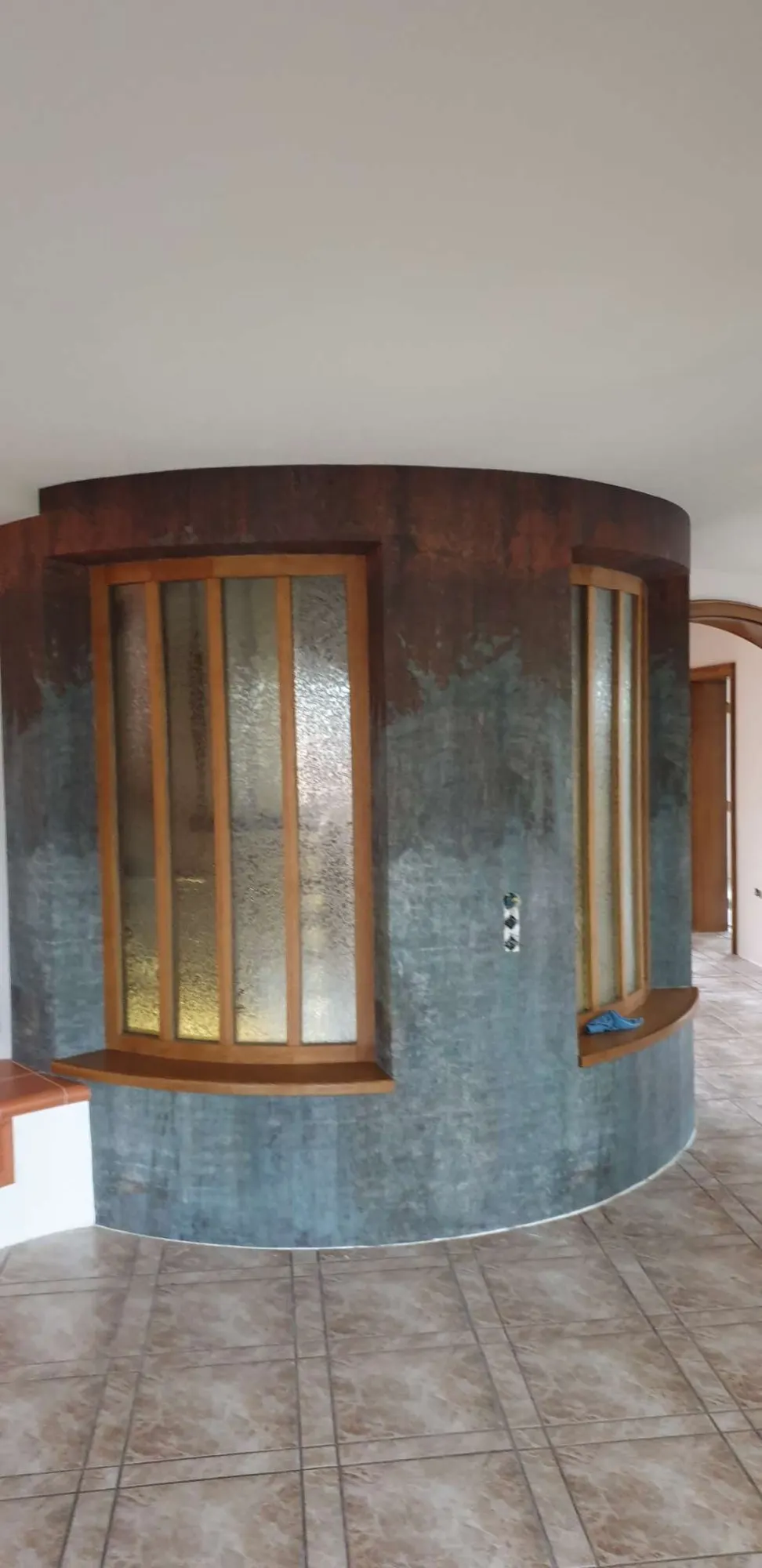 Runde Wand mit Tapete in Metalloptik