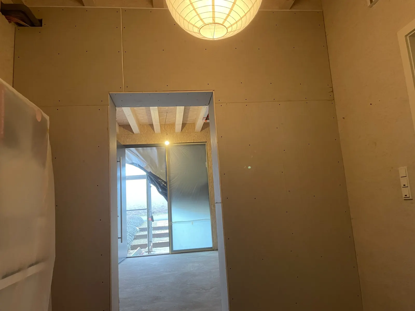 Beplankte Trockenbauwand mit Türöffnung